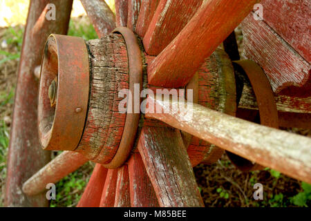 Eine alte verwitterte Red Wagon Wheel Stockfoto