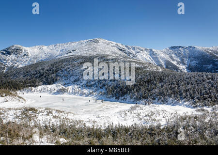 Camper auf Eagle Lake in den White Mountains von New Hampshire während der Wintermonate. Mount Lafayette, Teil der Fränkischen Ridge, in der Backgr Stockfoto