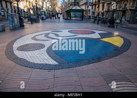 Die Joan Miro's Pla de l'Os Mosaik an der Rambla Fußgängerzone, Barcelona, Katalonien, Spanien Stockfoto