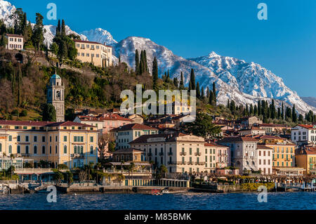 Winter Blick auf den schönen See Stadt Bellagio, Comer See, Lombardei, Italien Stockfoto