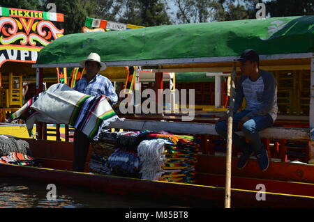 Ein Mann mit Souvenirs auf einer trajinera in Xochimilco, Mexico City Stockfoto