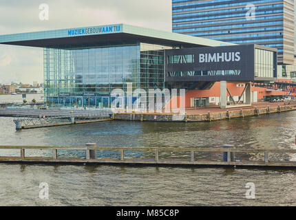 Bimhuis Konzertsaal im Muziekgebouw Komplex auf der IJ Fluss, Amsterdam, Niederlande. Stockfoto