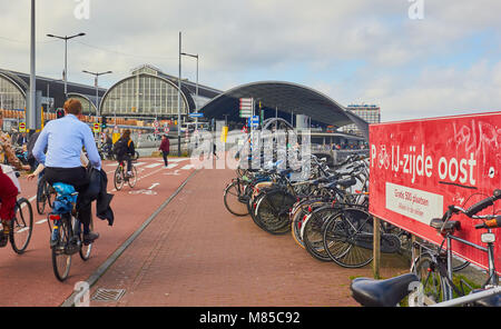 Radwege, Fahrrad parken und den Hauptbahnhof von Amsterdam, Amsterdam, Niederlande Stockfoto