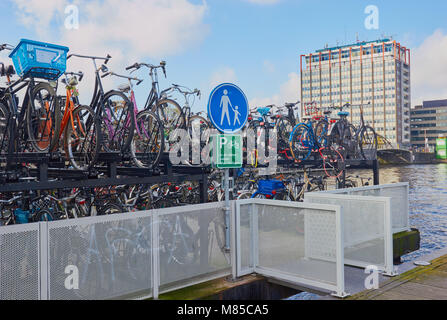 Double Decker bike Park, Amsterdam, Niederlande Stockfoto