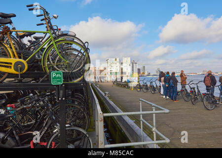 Double Decker Fahrradständer, Amsterdam, Niederlande Stockfoto