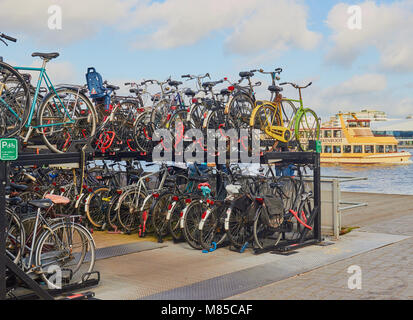 Double Decker Fahrradständer, Amsterdam, Niederlande Stockfoto