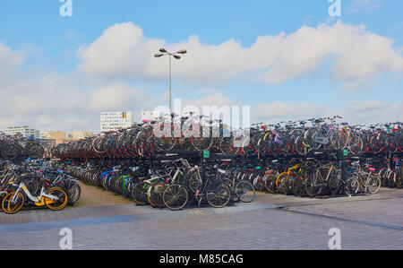 Double Decker Fahrradständer, Amsterdam, Niederlande Stockfoto