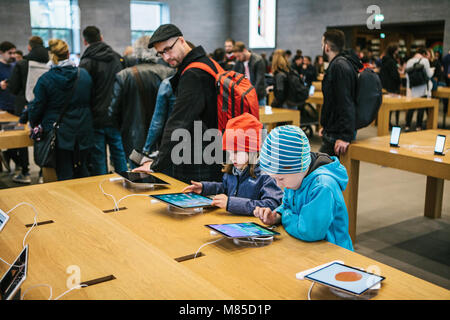 Präsentation der neuen erweiterten tablet ipad Pro im Apple Store. Junge Käufer kamen mit ihren Eltern neue Gadgets zu sehen. Stockfoto