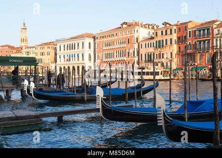 Gondeln im Abendlicht auf dem Canal Grande, Venedig, Venetien, Italien Suche gegenüber der Gondel Station auf Riva del Vin, San Polo, die Palazzi Stockfoto