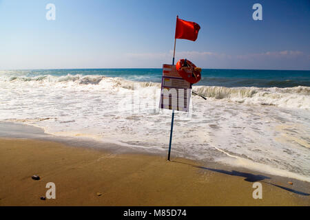 Rote Flagge am Strand, was bedeutet, dass Schwimmen gefährlich ist. Die Türkei. Stockfoto