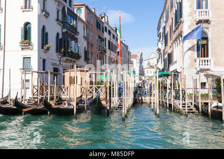 Santa Maria Giglio gondelstation am Grand Canal San Marco, Venedig, Venetien, Italien mit Blick in Campiello Traghetto und Touristen queuing fo Stockfoto