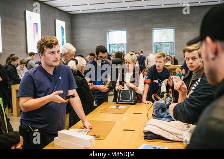 Präsentation des neuen Apple Produkte im Apple Store. Verkauf von neuen und fortschrittlichen Uhren Apple Watch Serie 3 und Apple Nike Plus ansehen. Die lange Stockfoto