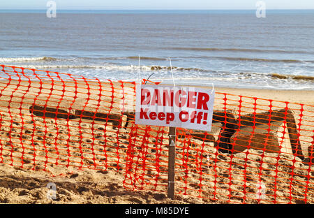 Ein Blick auf die Gefahr von Zeichen von erodierten Sands an der Ost Küste von Norfolk bei Winterton-on-Sea, Norfolk, England, Vereinigtes Königreich, Europa. Stockfoto