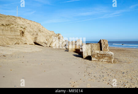 Ein Blick auf die Dünen erodiert und alten Verteidigungsanlagen an der Ost Küste von Norfolk bei Winterton-on-Sea, Norfolk, England, Vereinigtes Königreich, Europa. Stockfoto