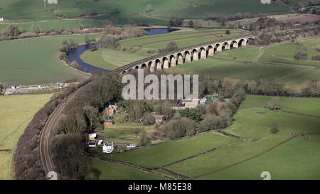 Luftaufnahme von einer Eisenbahnbrücke Viadukt in der Nähe von Pool in Bösingen, West Yorkshire Stockfoto