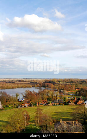 Ein Blick auf die Mälzerei Breite auf der Norfolk Broads vom Turm der Pfarrkirche in Ranworth, Norfolk, England, Vereinigtes Königreich, Europa. Stockfoto