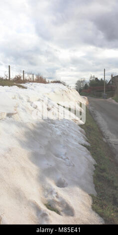 Auftauen Schneeverwehungen nach starker Schneefall auf den Norfolk Broads an Ranworth, Norfolk, England, Vereinigtes Königreich, Europa. Stockfoto