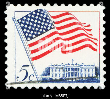 Vereinigte STAATEN VON AMERIKA - ca. 1962: einen gebrauchten Briefmarke aus den USA zeigt eine Abbildung der amerikanischen Flagge und das Weiße Haus in Washington. Stockfoto