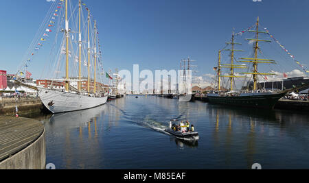 Schoner Santa Maria Manuela (vier-Mast, Aveiro, Portugal) auf der linken Seite, Alexander von Humboldt II (Dreimaster, Deutschland) in Le Havre, 'Les Grandes Stockfoto