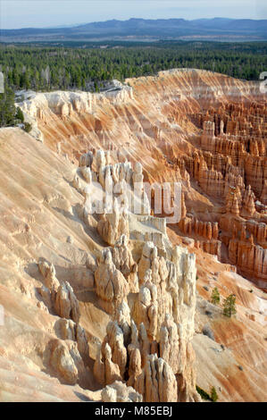 Inspiration Point bietet einen atemberaubenden Vogelperspektive der Tausenden von Hoodoos im Bryce Canyon National Park Amphitheater. Stockfoto