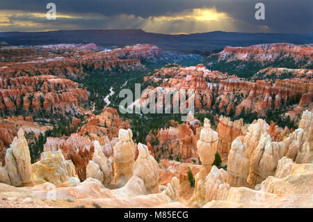 Inspiration Point bietet einen atemberaubenden Vogelperspektive der Tausenden von Hoodoos im Bryce Canyon National Park Amphitheater. Stockfoto