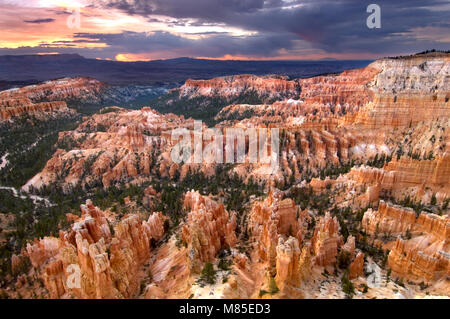 Inspiration Point bietet einen atemberaubenden Vogelperspektive der Tausenden von Hoodoos im Bryce Canyon National Park Amphitheater. Stockfoto