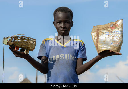 Äthiopien Gambela, Nuer Dorf, Spielzeug Auto von uns Hilfe Öl kann/AETHIOPIEN, Gambela, Region Itang, Dorf Pilual der Ethnie NUER, selbst gebasteltes Blechauto aus USAID Oeldose Stockfoto