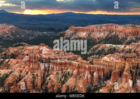 Inspiration Point bietet einen atemberaubenden Vogelperspektive der Tausenden von Hoodoos im Bryce Canyon National Park Amphitheater. Stockfoto