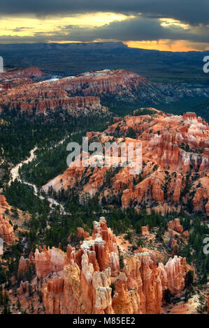 Inspiration Point bietet einen atemberaubenden Vogelperspektive der Tausenden von Hoodoos im Bryce Canyon National Park Amphitheater. Stockfoto