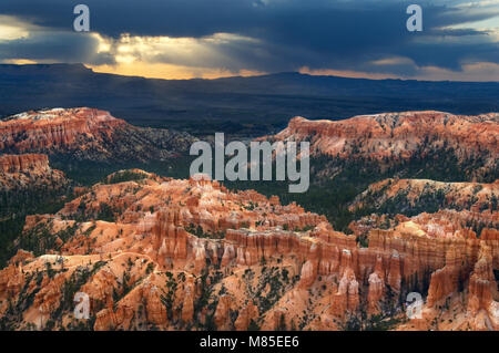 Inspiration Point bietet einen atemberaubenden Vogelperspektive der Tausenden von Hoodoos im Bryce Canyon National Park Amphitheater. Stockfoto