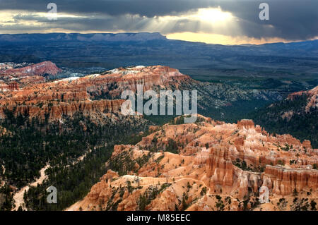 Inspiration Point bietet einen atemberaubenden Vogelperspektive der Tausenden von Hoodoos im Bryce Canyon National Park Amphitheater. Stockfoto