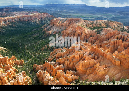 Inspiration Point bietet einen atemberaubenden Vogelperspektive der Tausenden von Hoodoos im Bryce Canyon National Park Amphitheater. Stockfoto