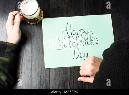 Mann schläft auf einem Tisch bei St Patricks Day Feier Stockfoto