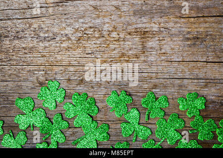 Klee Hintergrund mit Kopie Raum auf Holzbrett Stockfoto