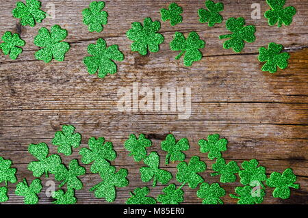 Klee Hintergrund mit Kopie Raum auf Holzbrett Stockfoto
