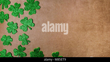 Klee Hintergrund mit Kopie Raum auf braunem Hintergrund Stockfoto