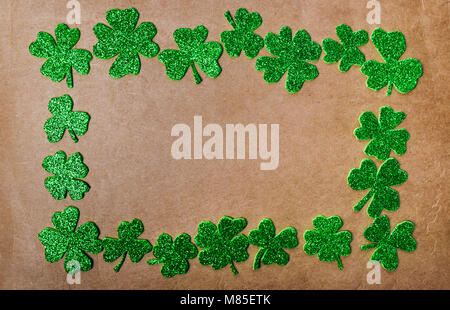 Klee Hintergrund mit Kopie Raum auf braunem Hintergrund Stockfoto