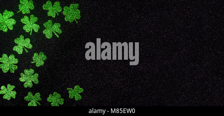 Glitzernde grüne Kleeblätter Hintergrundmuster flach Stockfoto