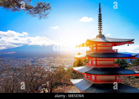 Mt. Fuji mit roten Pagode im Winter, Fujiyoshida, Japan Stockfoto