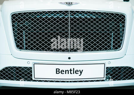 Volkswagen Konzern - Auto Show in Berlin. Close-up - Die vorderen Ende der weißen Luxus Bentley Auto Stockfoto