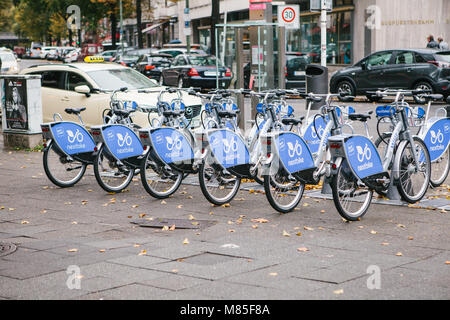 Fahrrad mieten. Anzahl der Fahrräder stehen auf dem Fahrrad parken in Berlin vor dem Hintergrund des Stadtbildes Stockfoto