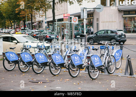 Fahrrad mieten. Anzahl der Fahrräder stehen auf dem Fahrrad parken in Berlin vor dem Hintergrund des Stadtbildes Stockfoto