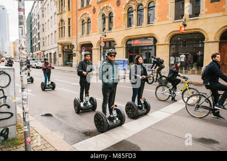 Gruppe von Touristen reiten auf gyroscooters entlang der Straßen von Berlin während der exkursion Stockfoto