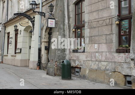 Krakau, Polen - 11. März 2018: Historische Wohnhäuser an golebia Straße. Es gibt zahlreiche Kneipen und Cafés hier. Stockfoto