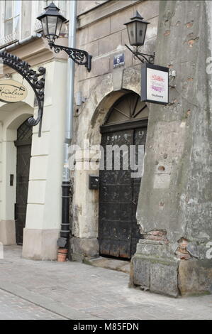 Krakau, Polen - 11. März 2018: Historische Wohnhäuser an golebia Straße. Es gibt zahlreiche Kneipen und Cafés hier. Stockfoto