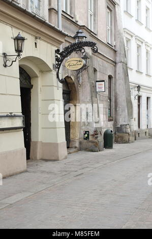 Krakau, Polen - 11. März 2018: Historische Wohnhäuser an gołębia Straße. Es gibt zahlreiche Kneipen und Cafés hier. Stockfoto