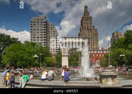 Menschen, die an einem heißen Sommertag im Greenwich Village, Manhattan, New York City, um den Brunnen im Washington Square Park sitzen Stockfoto