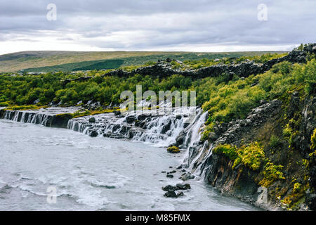 Hraunfossar Wasserfälle in Island. Stockfoto