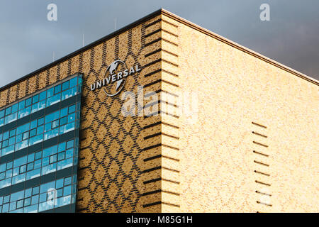 Berlin, Oktober 03, 2017: ein Zeichen auf das Gebäude der Universal Music Büro auf dem Gebiet der östlichen Berliner Hafen, entlang der Strahlauer Allee s Stockfoto