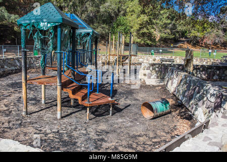 Verbrannt Spielplatz ausrüstung ist geschmolzen und voll von verkohlten Asche nach dem Lauffeuer breitete sich in Ventura. Stockfoto